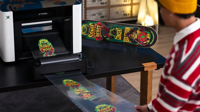 Der UV-DTF-Workflow auf dem O1 Omni: Ein Design wird auf Transferfolie gedruckt, laminiert und auf eine gebogene oder strukturierte Oberfläche wie dieses Skateboard-Deck übertragen