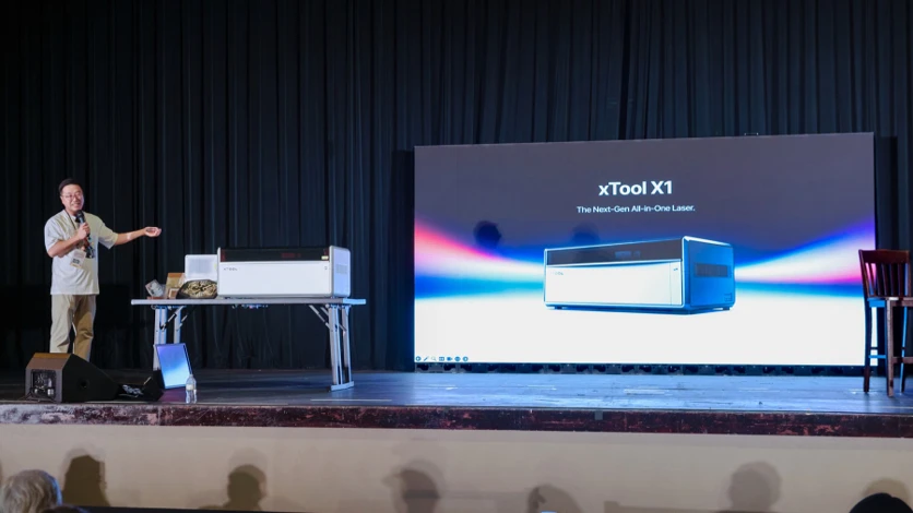 O xTool X1 no palco durante o Global Tech Launch da Next Level Maker Conference