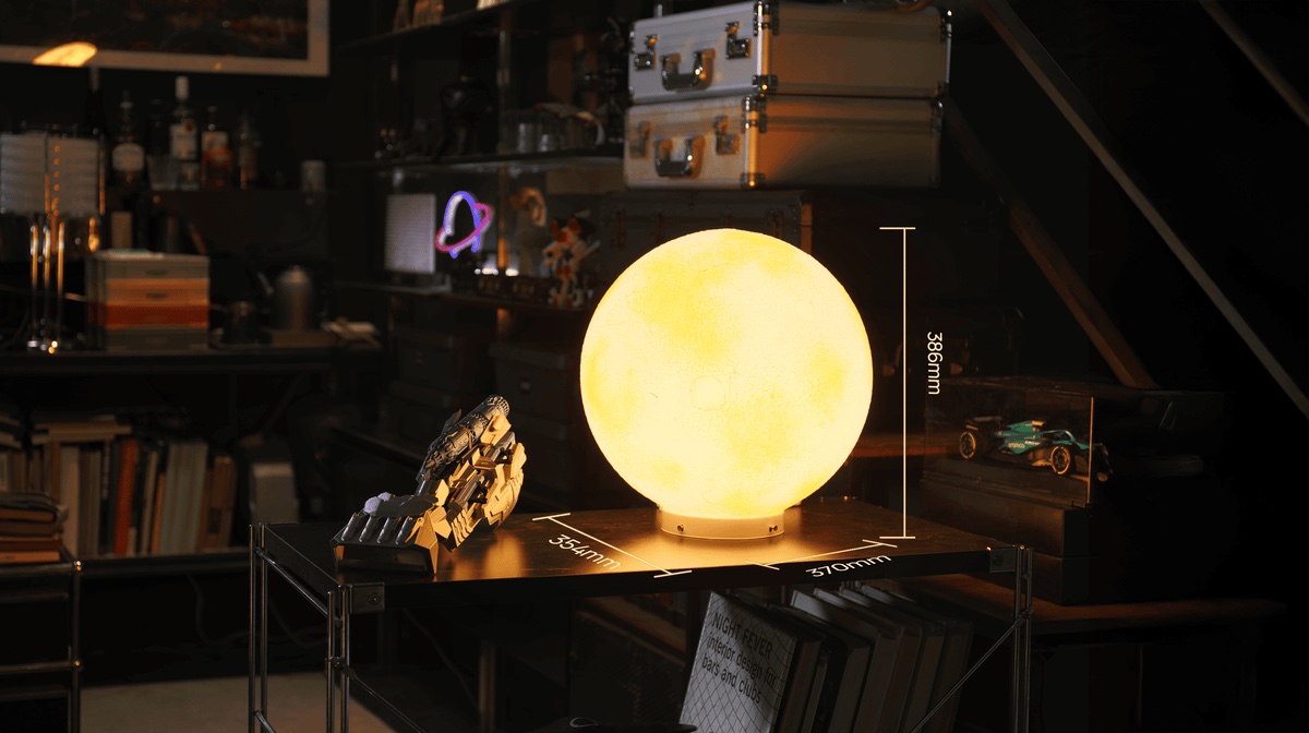 A printed moon lamp with the L4's build dimensions drawn around it: 354 mm wide, 370 mm deep, 386 mm tall (LightMake official media)