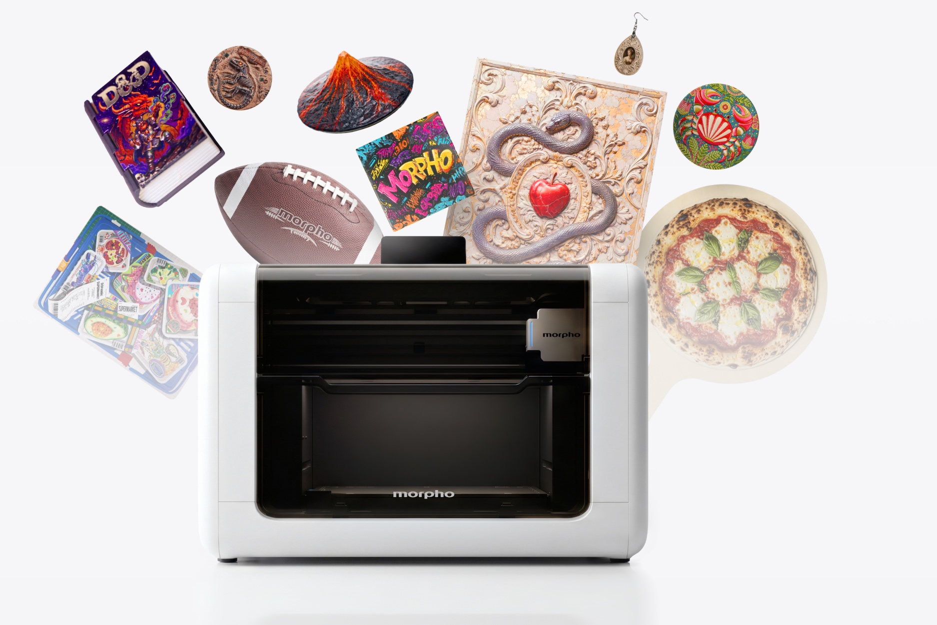 Der Morpho UV-Drucker, umgeben von seinen Musterdrucken: ein texturiertes D&D-Buchcover, der 35-mm-Vulkan, eine geprägte Relieftafel, Sticker, ein Ohrring und ein bedruckter Fußball